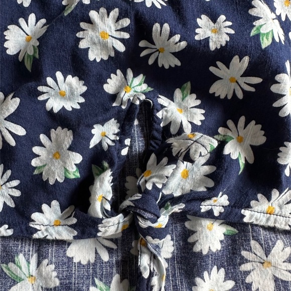 Old Navy Sleeveless Tie Front Daisy Top - Picture 5 of 7